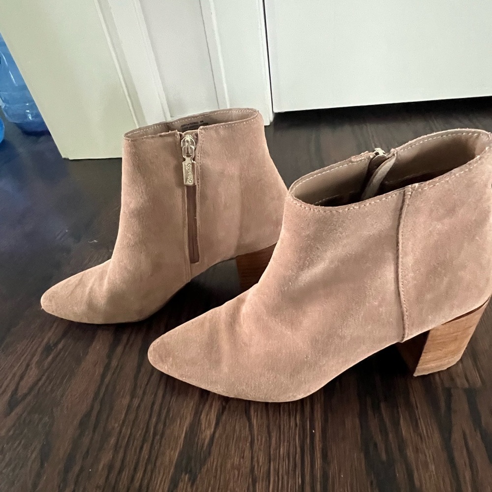 Women’s size 9 booties